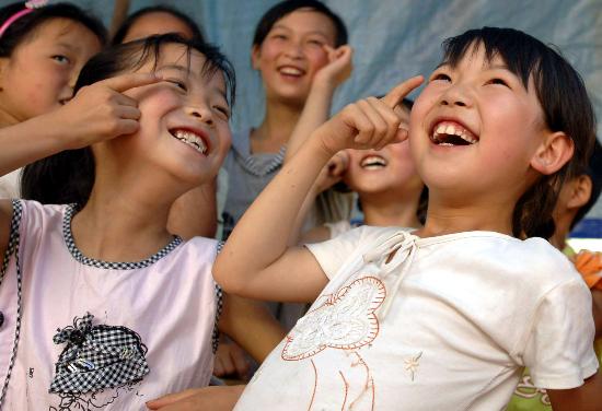 災區(qū)兒童學&ldquo;減壓&rdquo;露出笑臉